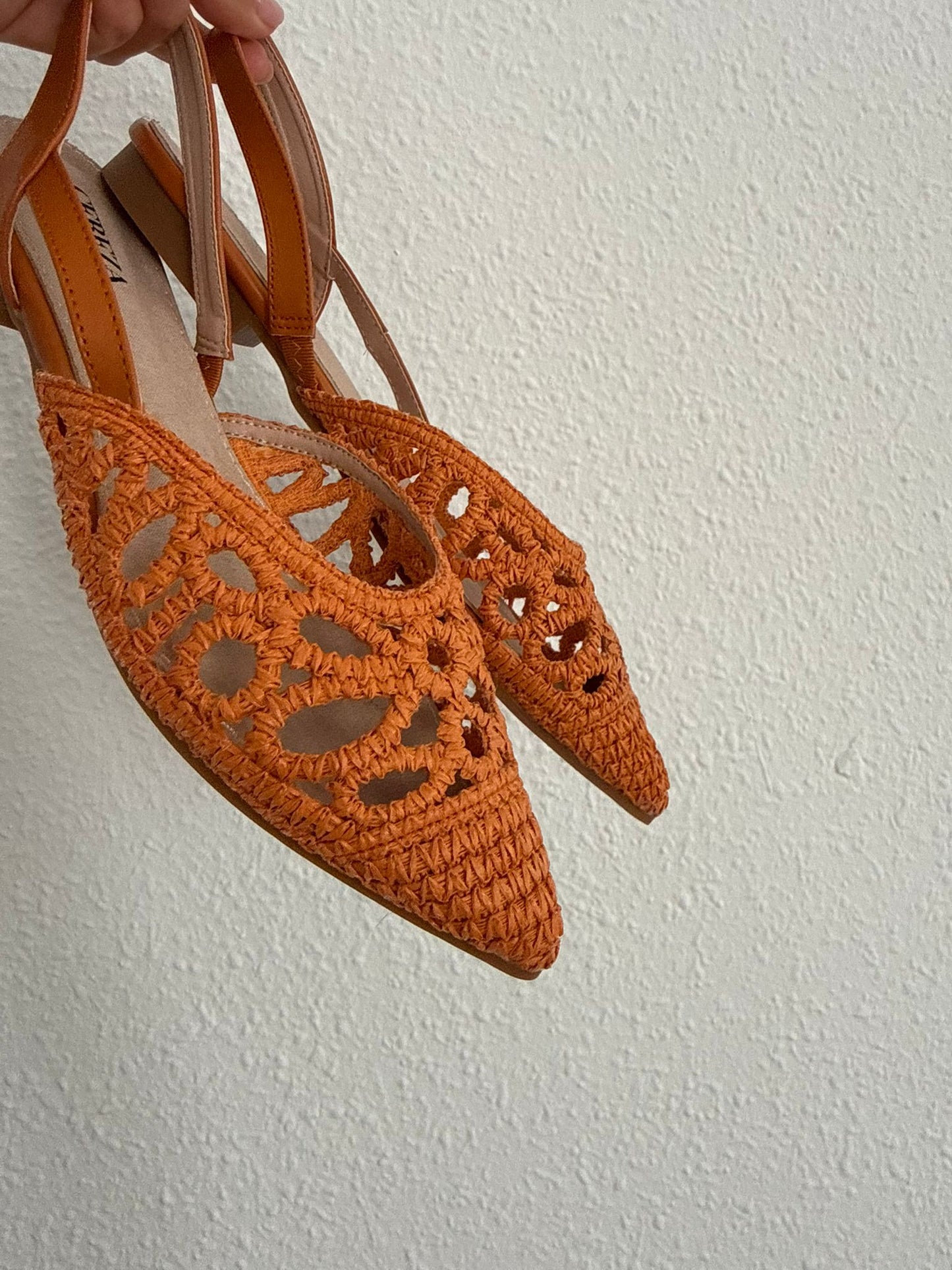 Sandalia destalonada trenzada en naranja