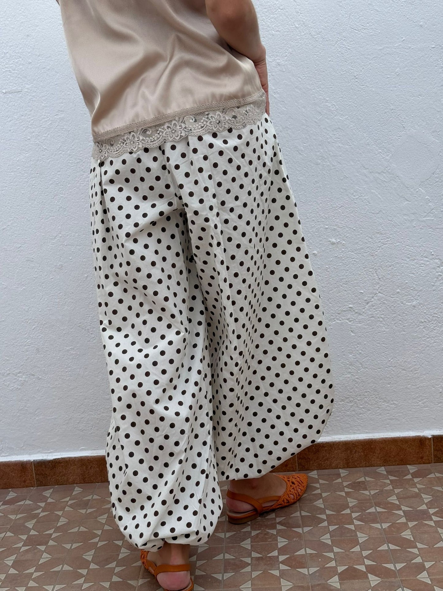 Pantalón bombacho lunares blanco