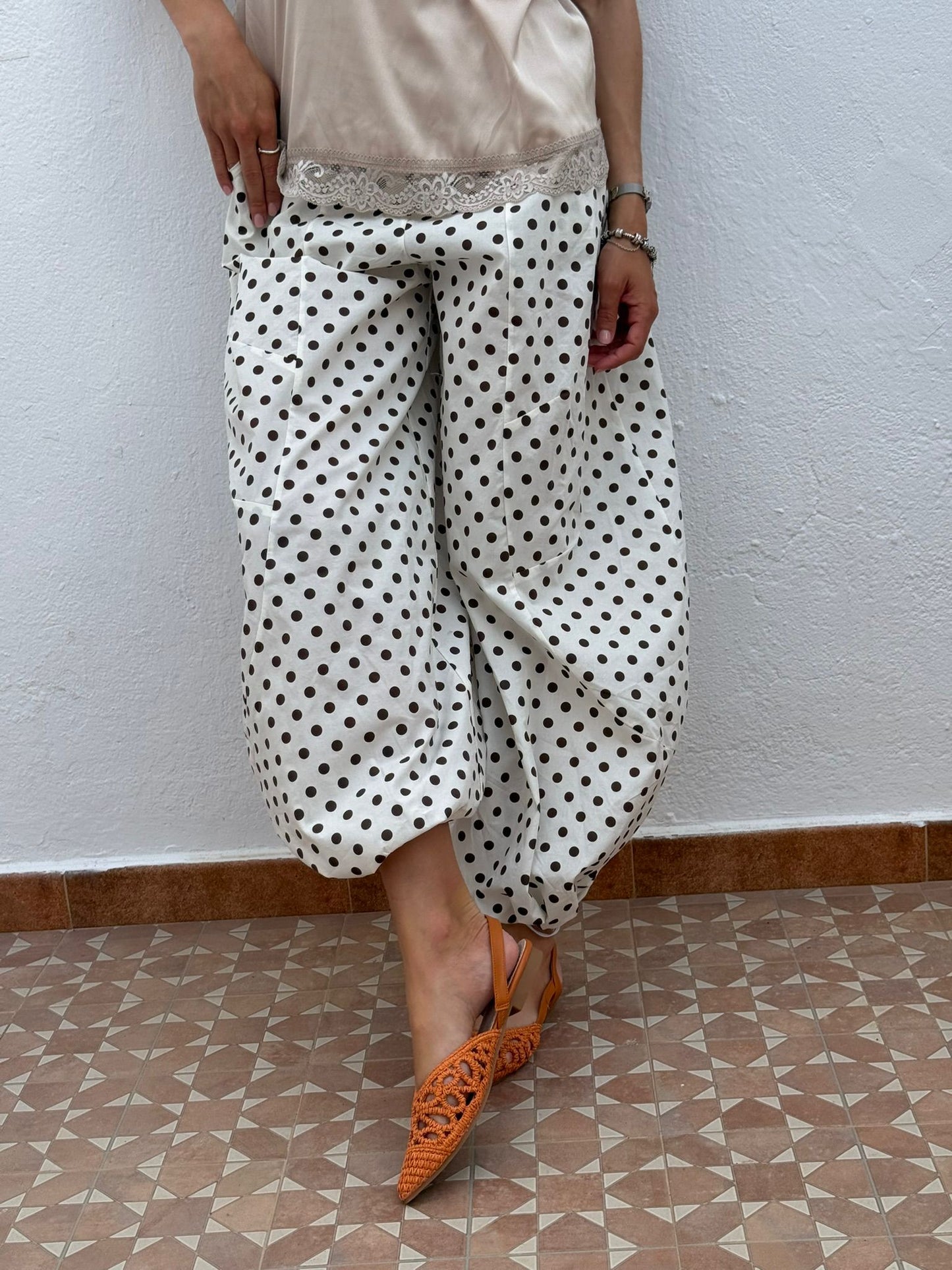 Pantalón bombacho lunares blanco
