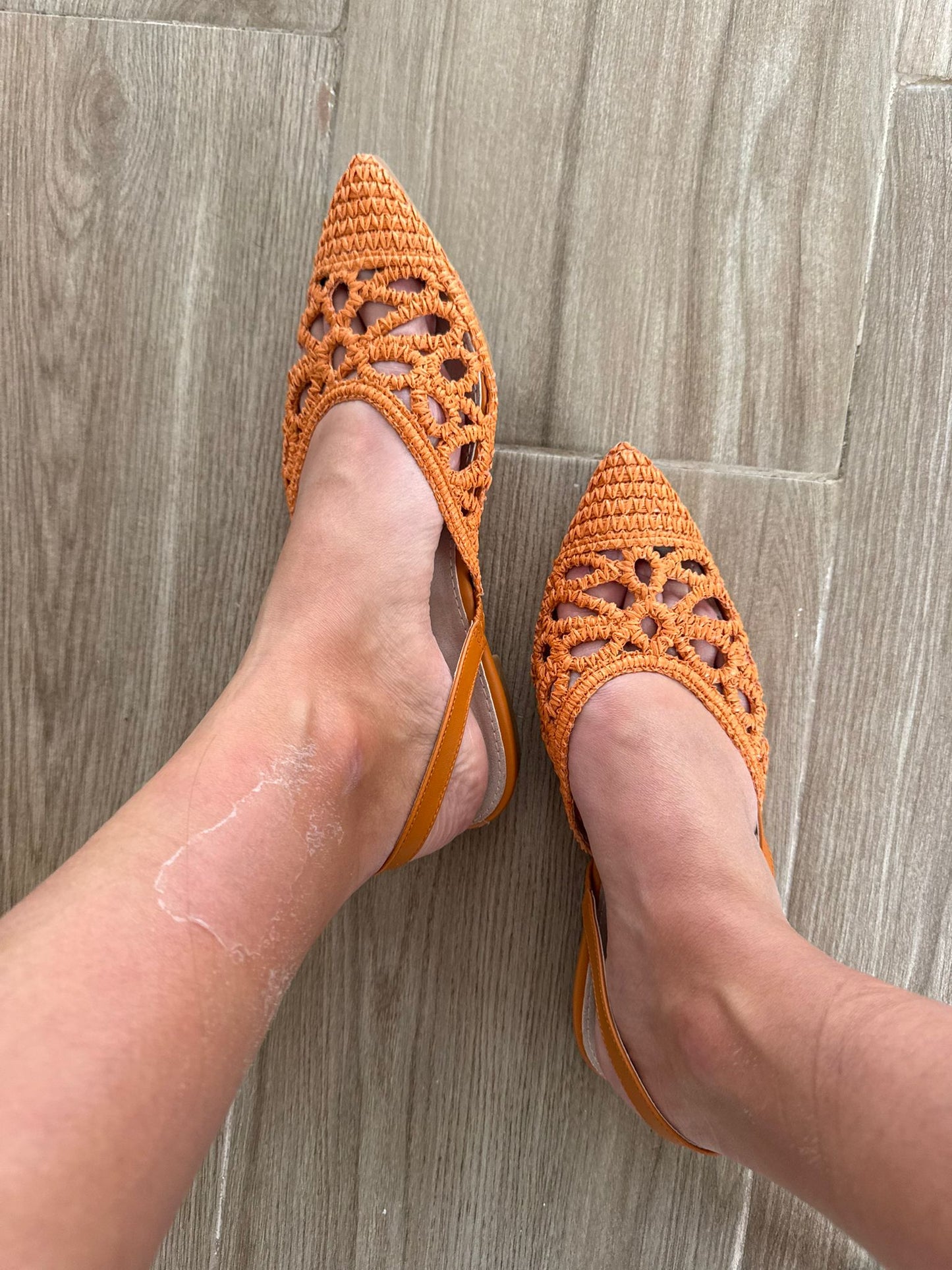 Sandalia destalonada trenzada en naranja