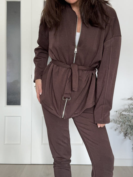 Conjunto Chandal con Cinturón Chocolate
